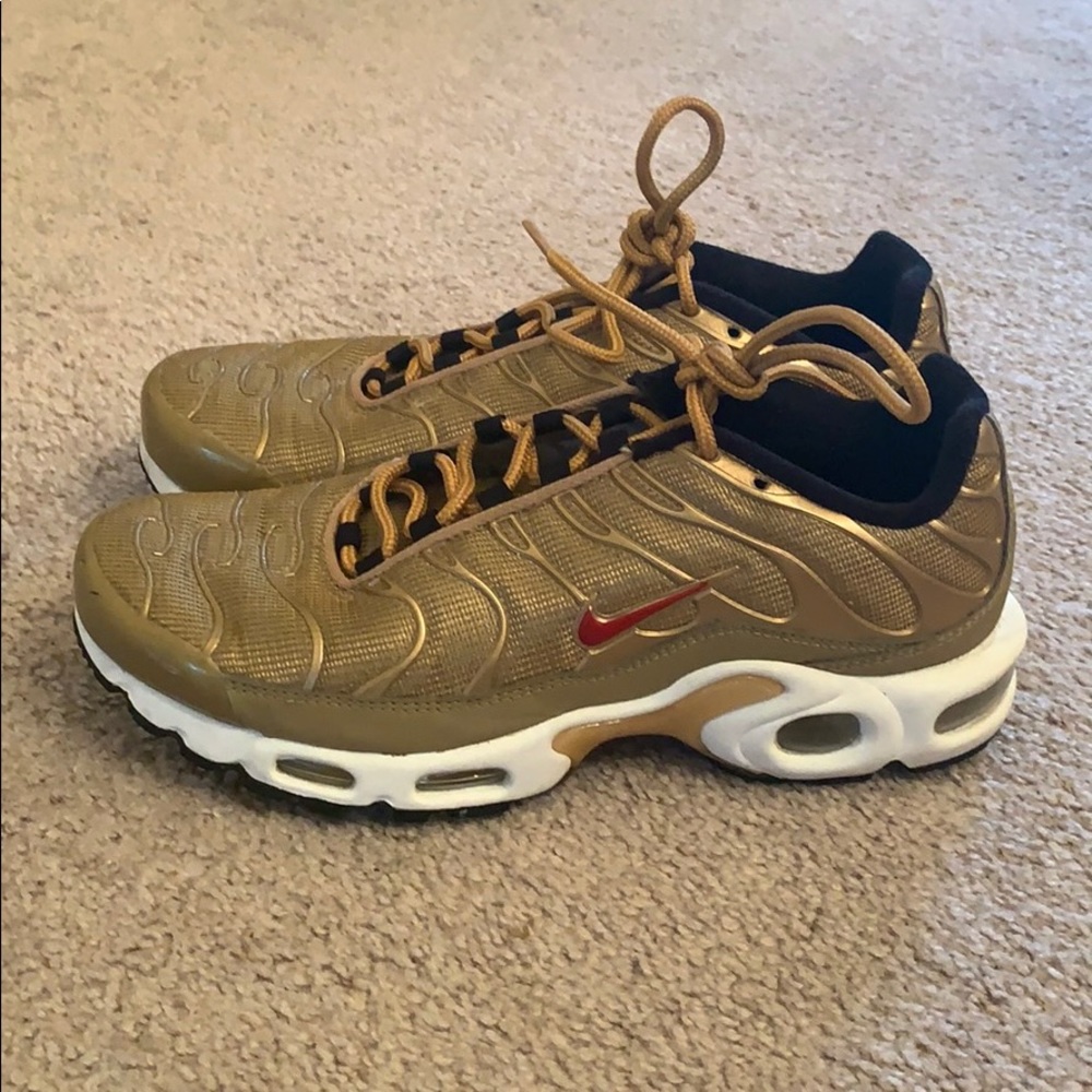 Gold Nike Airmax plus QS
